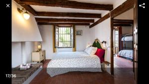 Un dormitorio con una cama y un sofá en una habitación. en La Bella Sombra, en Mareny Barraquetas
