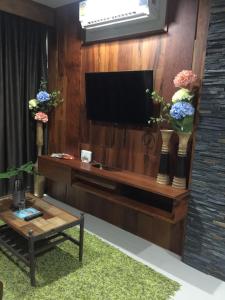 A television and/or entertainment centre at Baan View Viman by PW