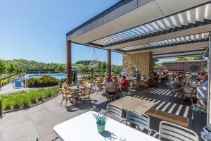 een patio in een restaurant met tafels en stoelen bij TopParken – Résidence Valkenburg in Valkenburg
