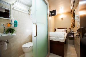 małą łazienkę z toaletą i umywalką w obiekcie HK International Hostel w Hongkongu