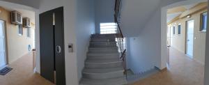 un pasillo con una escalera en un edificio en Athineon en Nydri