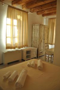 a bedroom with a bed with white towels on it at Abas Ristorante Pizzeria Affittacamere in Ales