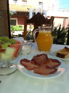 una mesa con un plato de comida y una bebida en Posada Venero, en Cabárceno