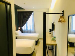 Postel nebo postele na pokoji v ubytování Enclave Business Hotel