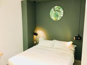 Ein Bett oder Betten in einem Zimmer der Unterkunft Enclave Business Hotel