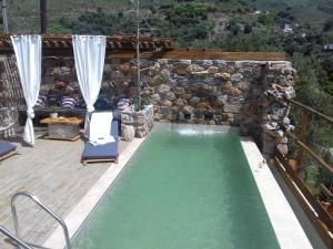 Bazén v ubytovaní Villa Aeolus with private overflow, endless, heated pool alebo v jeho blízkosti
