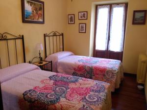 - une chambre avec 2 lits et une fenêtre dans l'établissement Apartamentos Rurales Imaz Etxea - Urbasa, à Olazagutía
