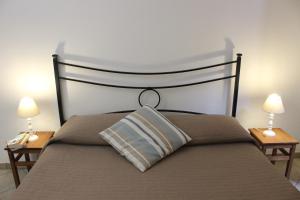 1 cama con almohada y 2 lámparas en La Maiolica Maison, en Positano