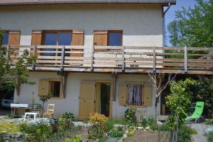 une maison avec une terrasse sur le côté dans l'établissement Petit appartement en montagne, à Saint-Julien-en-Champsaur