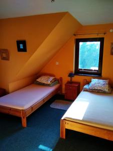 Säng eller sängar i ett rum på Tomaszówka