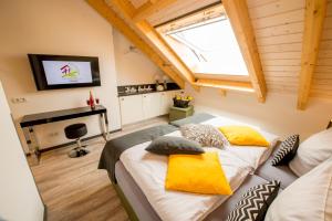 Un dormitorio con una cama en una habitación con ventana. en Design-Apartments by Ulrike Horster, en Bensheim