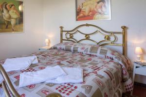 una camera con un letto con una trapunta sopra di Gli ulivi sul Golfo e le 5 terre a La Spezia