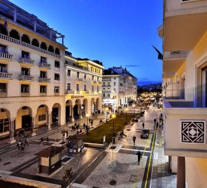 vista su una strada in una città di notte di Roomore Apartments a Salonicco