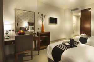 Uma cama ou camas num quarto em Hotel Permata Bogor