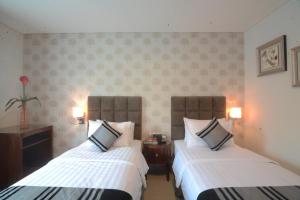 Uma cama ou camas num quarto em Hotel Permata Bogor