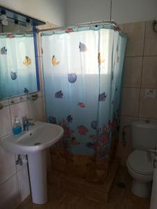 A bathroom at Απεραντο Γαλαζιο