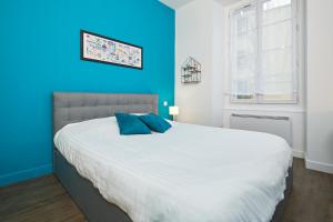 - une chambre bleue avec un grand lit aux murs bleus dans l'établissement Le Bleu Nantais, à Nantes
