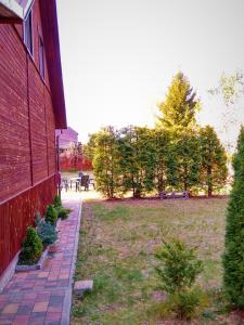 a brick walkway next to a building with a yard at Tomaszówka in Płaska