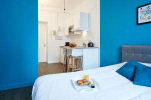 Cette chambre comprend un lit et un plateau/bouilloire. dans l'établissement Le Bleu Nantais, à Nantes