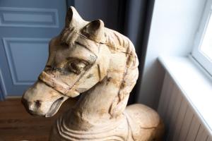 a statue of a dog sitting next to a window at Domaine Utah Beach - Le Grand Hard in Sainte-Marie-du-Mont