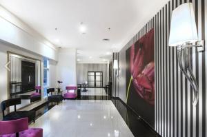 Uma área de estar em Hotel Permata Bogor