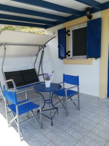 A television and/or entertainment centre at Απεραντο Γαλαζιο