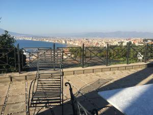 Blick auf die Stadt und einen Wasserkörper in der Unterkunft Poggio Miramare Luxury Home in Castellammare di Stabia + 36 Fotos