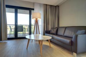 Posezení v ubytování Przytulne i Nowoczesne Apartamenty Sun Seasons 24 w Dziwnowie z Parkingiem by Noclegi Renters