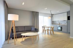 Kuchyň nebo kuchyňský kout v ubytování Przytulne i Nowoczesne Apartamenty Sun Seasons 24 w Dziwnowie z Parkingiem by Noclegi Renters