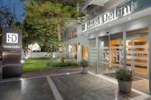 um edifício com uma placa que lê a dor do hotel em Hotel Delfini em Piraeus