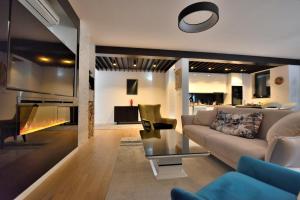 un soggiorno con divano e TV di Villa A a Sarajevo
