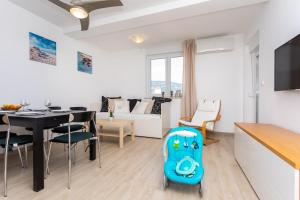 TV/trung tâm giải trí tại Apartments Vugrinec with Terrace