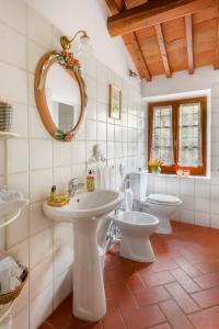 a bathroom with a sink, toilet and tub at Castello di Cafaggio Borgo in Impruneta