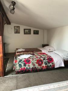 um quarto com duas camas num quarto em Pensiunea Iona em Baia Mare