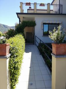 a walkway leading to a house with plants at Hotel Fioroni in Bellagio