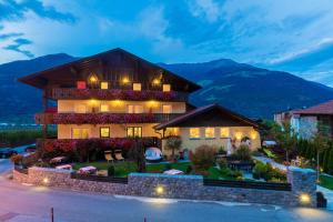 a house with a mountain in the background at bei Martin's in Morter