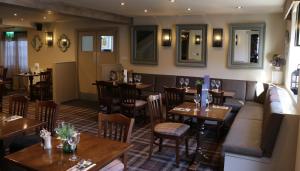 ein Restaurant mit Tischen, einem Sofa und Stühlen in der Unterkunft Royal Oak Hotel in Great Ayton