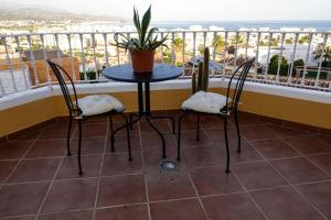 una mesa y sillas en un balcón con vistas en Villa Borja, en Torre del Mar