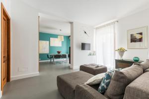 un soggiorno con divano e tavolo di La Matrangela Charme Apartments a Taormina