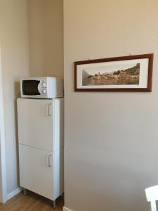 A kitchen or kitchenette at Voi da Noi Intero appartamento con parcheggio privato