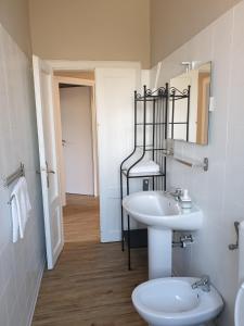 A bathroom at Voi da Noi Intero appartamento con parcheggio privato