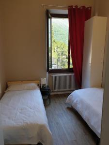 A bed or beds in a room at Voi da Noi Intero appartamento con parcheggio privato