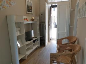 A television and/or entertainment centre at Voi da Noi Intero appartamento con parcheggio privato