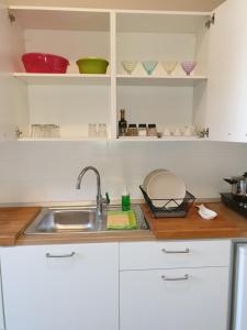 A kitchen or kitchenette at Voi da Noi Intero appartamento con parcheggio privato