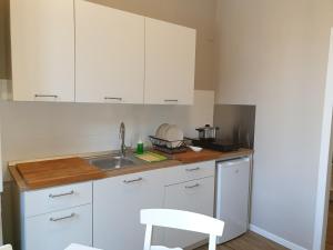 A kitchen or kitchenette at Voi da Noi Intero appartamento con parcheggio privato