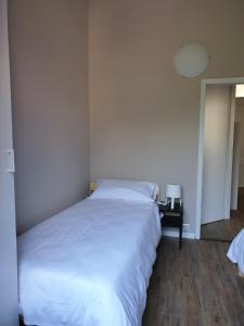 A bed or beds in a room at Voi da Noi Intero appartamento con parcheggio privato