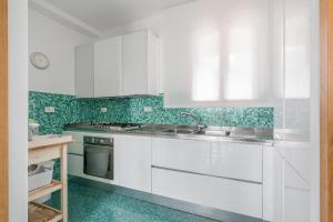 La Matrangela Charme Apartments的厨房或小厨房