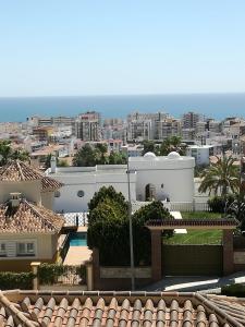 - Vistas a una ciudad con casas y al océano en Villa Borja, en Torre del Mar