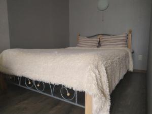 Ein Bett oder Betten in einem Zimmer der Unterkunft Добрые апартаменты