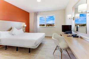 ラス・ロサス・デ・マドリードにあるB&B HOTEL Madrid Las Rozasのベッドルーム1室(白いベッド1台、デスク、コンピュータ付)